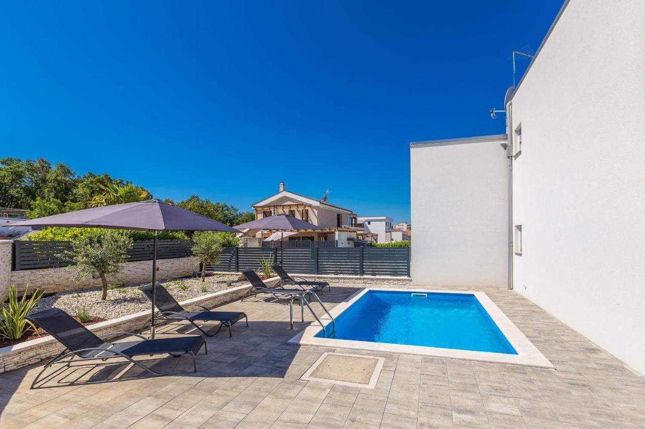 Holiday House Sunlight With Heated Pool มาลินสกา ภายนอก รูปภาพ