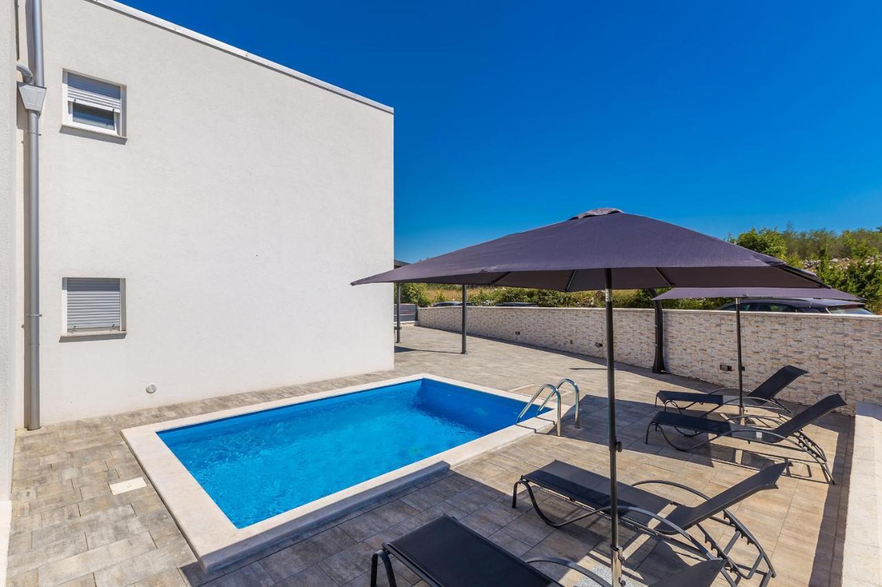 Holiday House Sunlight With Heated Pool มาลินสกา ภายนอก รูปภาพ
