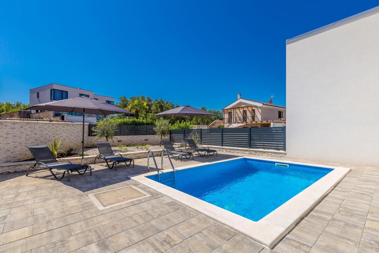 Holiday House Sunlight With Heated Pool มาลินสกา ภายนอก รูปภาพ